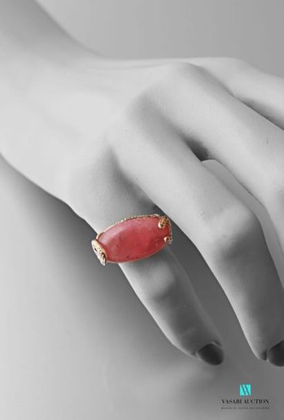 null Vermilion ring set with an oval cabochon cut rose quartz.
Gross weight: 5.42...