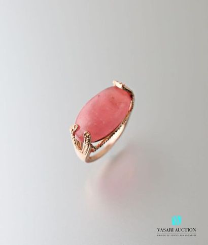 null Vermilion ring set with an oval cabochon cut rose quartz.
Gross weight: 5.42...