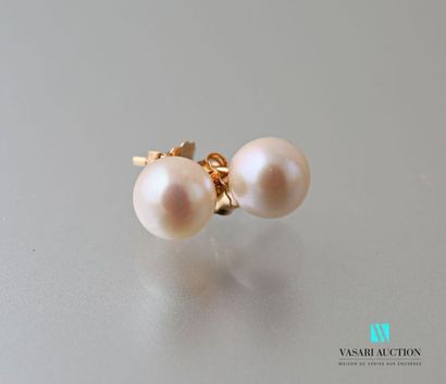 null Pair of 750 thousandths yellow gold earrings with a 6.5 mm cultured pearl Gross
weight:...