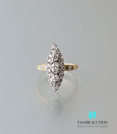 null Marquise ring in yellow gold 750 thousandths set with brilliants, the central...