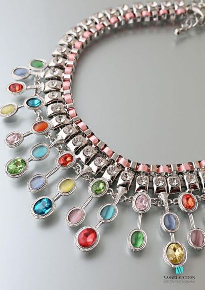 null Metal necklace decorated with rhinestones and rhinestones.