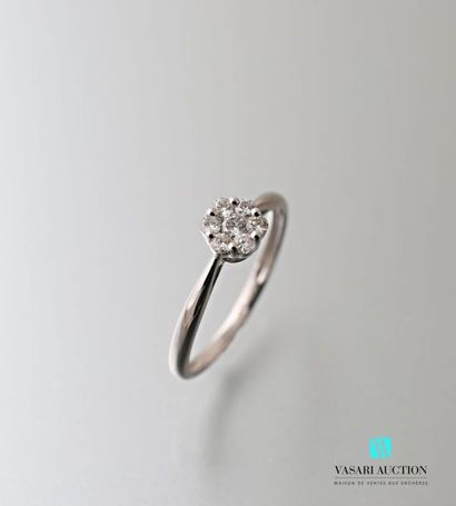 null Flower ring in white gold 750 thousandths adorned with seven modern cut diamonds.
Gross...