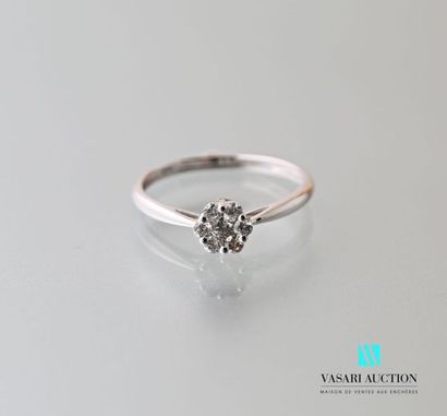 null Flower ring in white gold 750 thousandths adorned with seven modern cut diamonds.
Gross...