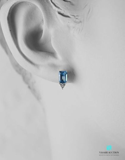 null Pair of 750 thousandth white gold earrings adorned with two emerald-cut topazes...