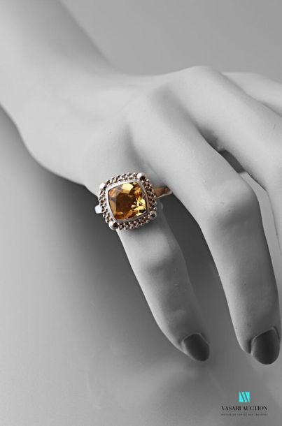 null Silver ring decorated in its center with a cushion-cut citrine in closed setting.
Gross...