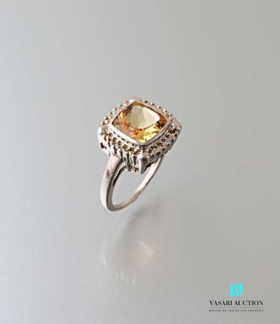 null Silver ring decorated in its center with a cushion-cut citrine in closed setting.
Gross...