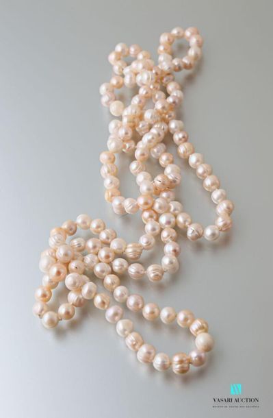 null Sautoir de perles d'eau douce blanche et teinté rose.
Long. : 69 cm 