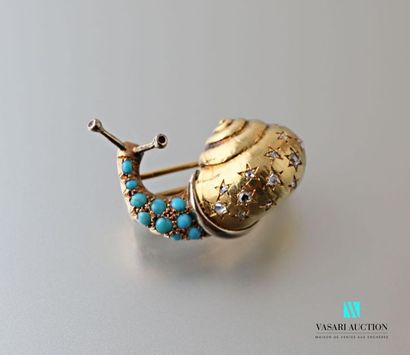null Brooch in yellow gold 750 thousandths snail-shaped, the shell set with rose-cut...