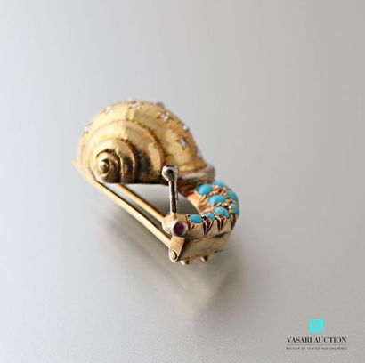 null Brooch in yellow gold 750 thousandths snail-shaped, the shell set with rose-cut...