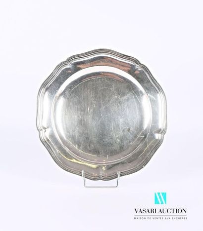 null Silver dish, the border with contours decorated with fillets.
Paris XVIIIth...