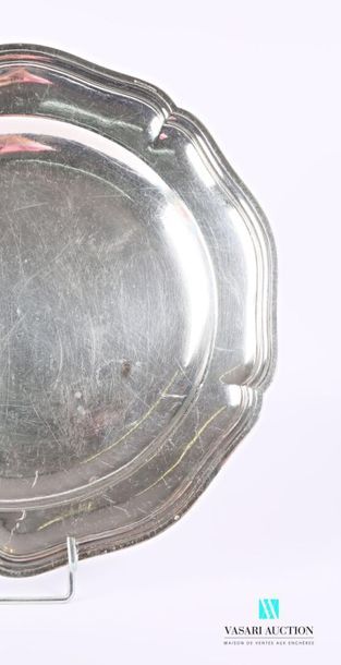 null Silver dish, the border with contours decorated with fillets.
Paris XVIIIth...