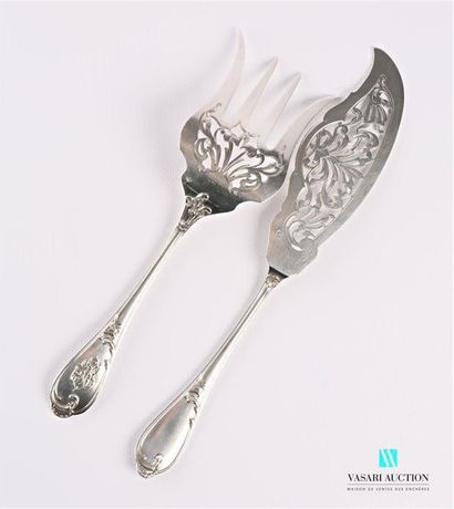 null Silver fish serving platter, the moving handle decorated with fillets and foliated...
