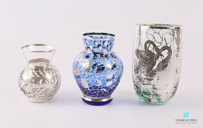 null Lot comprenant deux vases de forme balustre dont l'un teinté bleu à décor pour...