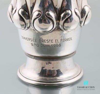 null Silver cup 925 thousandths resting on a pedestal base, the belly in light corolla...