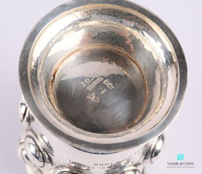 null Silver cup 925 thousandths resting on a pedestal base, the belly in light corolla...