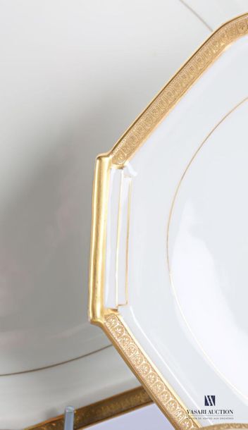 null LIMOGES
White porcelain dinner services with golden band decorated with water...