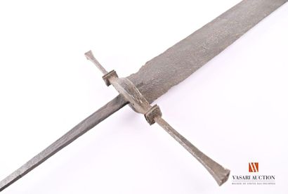null Épée à deux mains, large croisière droite, soie de 22,5 cm, fort pommeau quadrangulaire,...