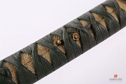 null Katana, lame de 74,5 cm, habaki laiton, tsuba fer à décor de vieillard et de...