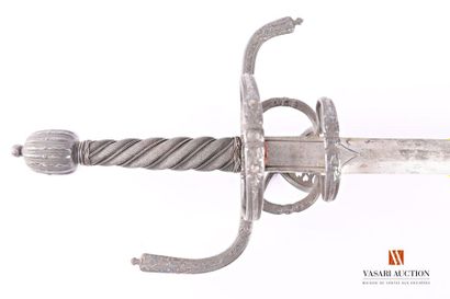 null Strong sword, steel hilt with inverted quillons and double ring, engraved rings,...