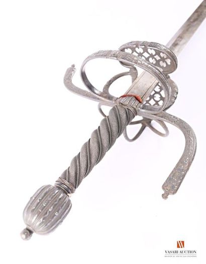 null Strong sword, steel hilt with inverted quillons and double ring, engraved rings,...