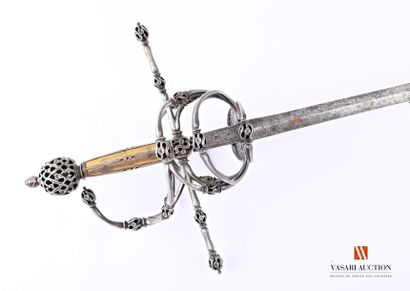 null Sword/rapier, straight blade of 121 cm, double-edged and ricasso-punched (illegible),...