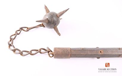 null Scourge (goudendag), wooden ball with five sharp points held by a chain with...