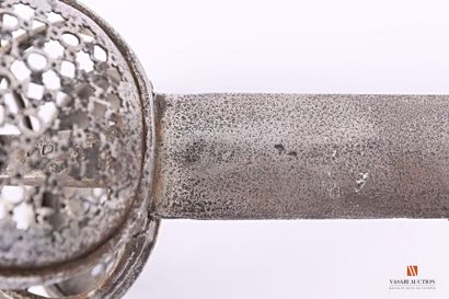 null Strong sword, double shell iron mount pierced with geometrical motifs, opposed...
