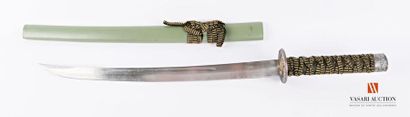 null Wakizashi, lame de 47 cm, tsuba à décor de dragon, fourreau métal laqué vert,...