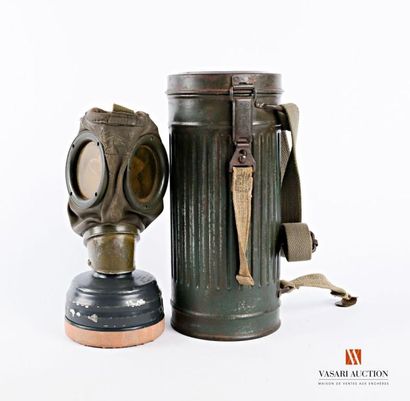 null Armée allemande; masque à gaz modèle 38, dans son conteneur daté 1942, peinture...