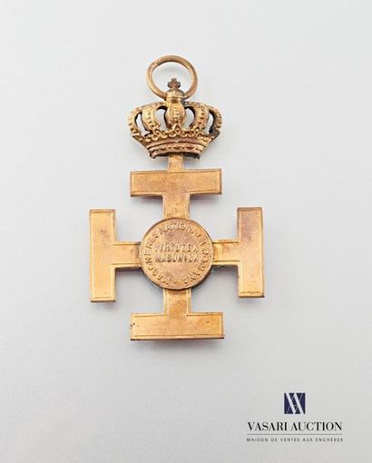 null Bijou croix teutonique en bronze et laiton, l'envers émaillé rouge présente...