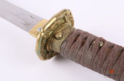 null Shin-gunto, 67,5 cm blade, brass tsuba with cherry blossom motif, fuchi and...