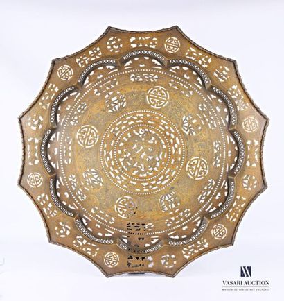 null Important copper tray with openwork decoration in its center of dignitaries...