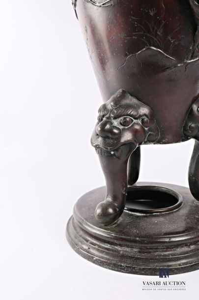 null JAPON
Important vase en bronze à décor tournant sur la panse de volatiles dans...