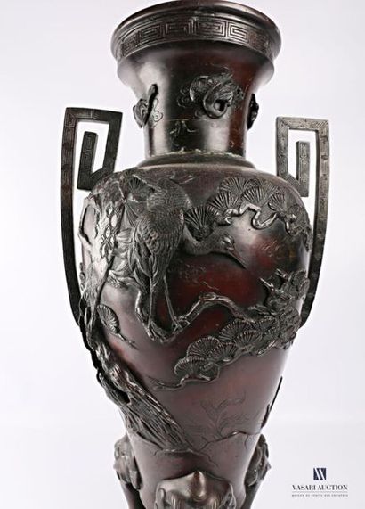 null JAPAN
Important bronze vase with a rotating decoration on the belly of birds...