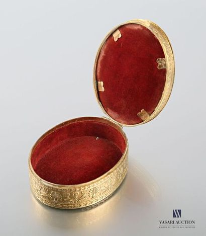 null Oval-shaped box in gilt metal, the lid decorated with a portrait of an officer...