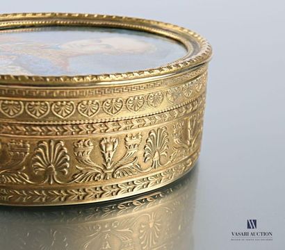 null Oval-shaped box in gilt metal, the lid decorated with a portrait of an officer...