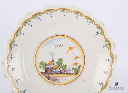 null Nevers- 18th century 
Earthenware plate with polychrome decoration in the centre...