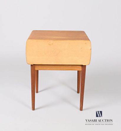 null Johannes ANDERSEN (1903 - 1991)
Teak bedside table, rounded corners, it opens...