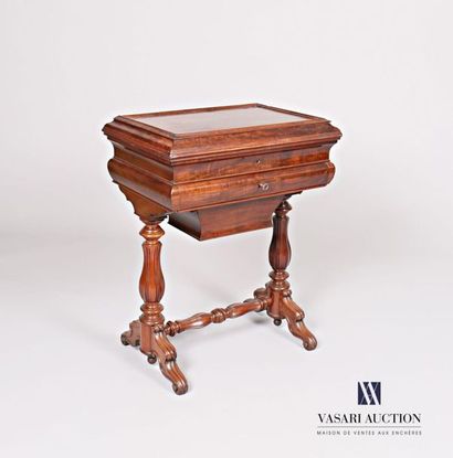 null Work table in mahogany and mahogany veneer, it opens by a flap opening from...