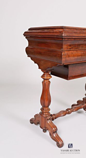 null Work table in mahogany and mahogany veneer, it opens by a flap opening from...