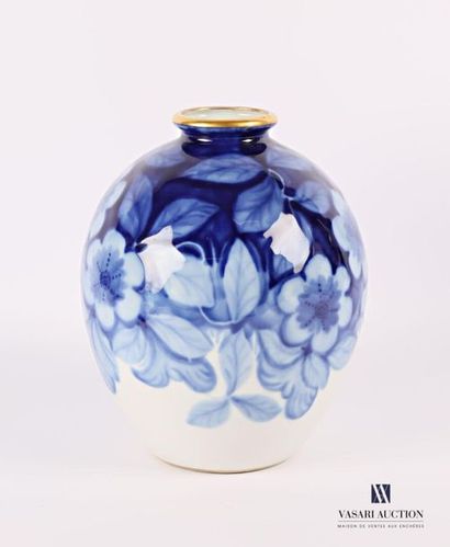 null LIMOGES - Tharaud
Vase of ovoid shape in white porcelain with blue monochrome...