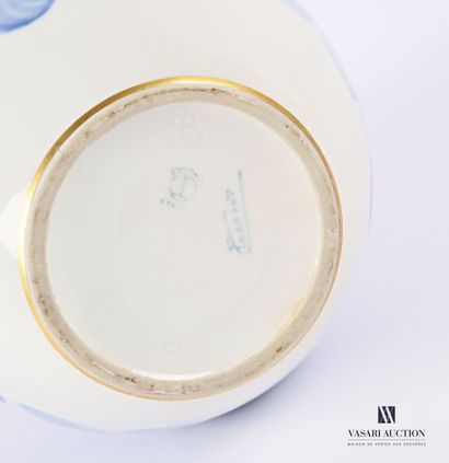 null LIMOGES - Tharaud
Vase de forme ovoïde en porcelaine blanche à décor en camaïeu...