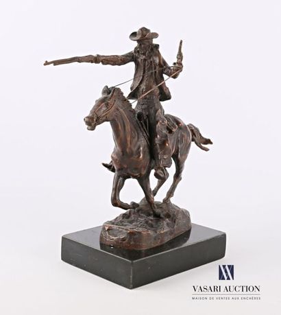null Sujet en bronze à patine brune représentant un cowboy à l'assaut sur un cheval,...