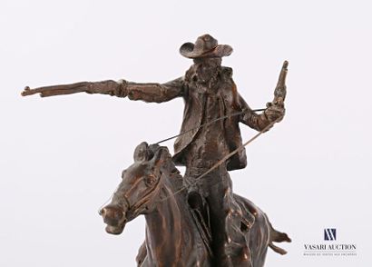 null Sujet en bronze à patine brune représentant un cowboy à l'assaut sur un cheval,...