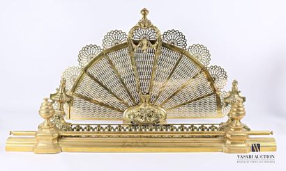 null Fan-shaped fireguard in bronze and gilded brass, the support with scroll decoration,...