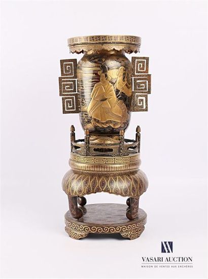 null JAPAN
A tortoiseshell vase decorated in gold lacquered takamaki-e with a peacock...