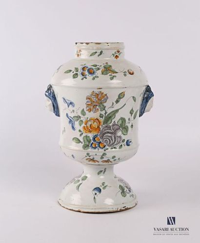 null AUXERROIS - NEVERS
Earthenware fountain decorated with polychrome-treated piers...