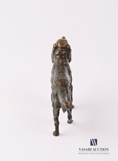 null Bronze subject with brown patina showing a hunting dog.
Top. 7,5 cm - Width...