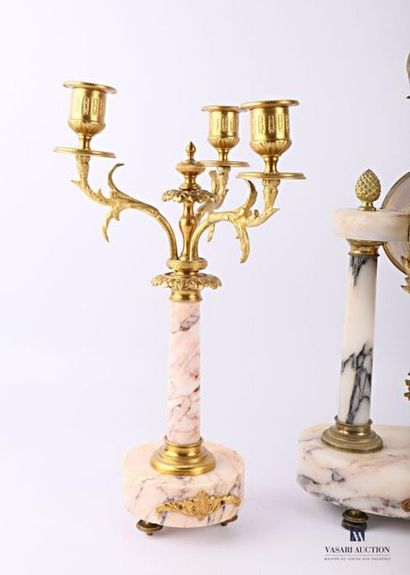 null Garniture de cheminée en marbre et bronze comprenant une pendule et deux candélabre....