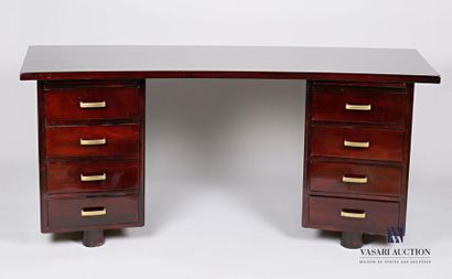 null Middle desk in varnished mahogany veneer, the curved top rests on two pedestals...
